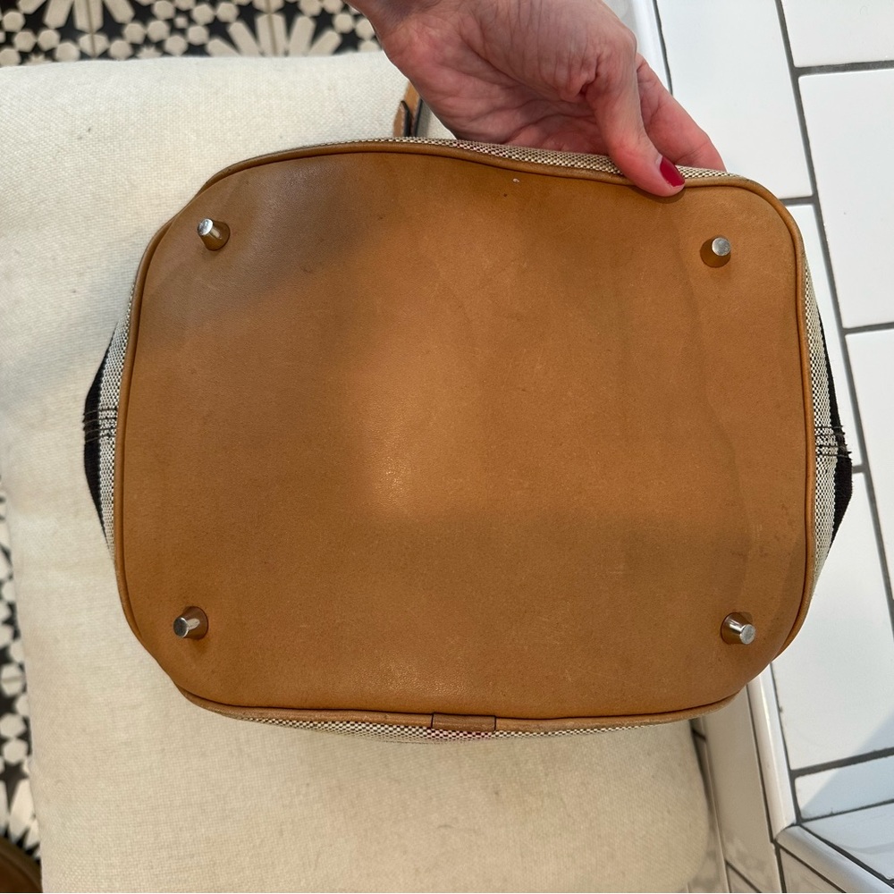 Burberry Ashby bucket tote bag - Picture 15 of 16
